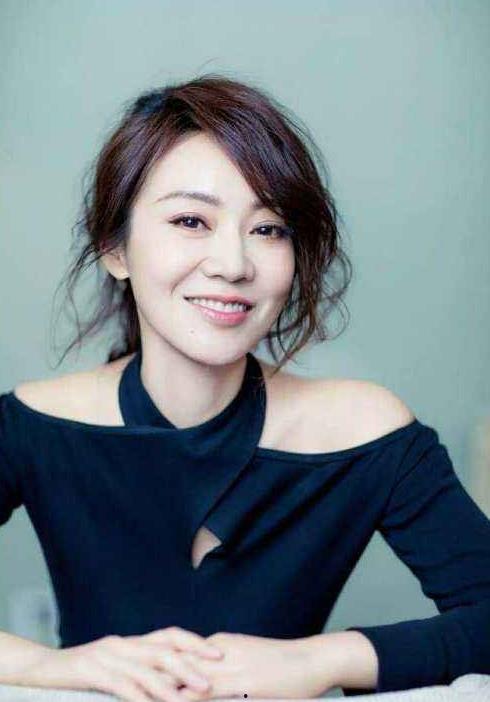 娱乐吃瓜妹闫妮,从娱乐吃瓜妹到实力派演员的蜕变之路